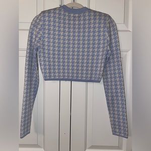 Crop sweater with high waisted skirt.